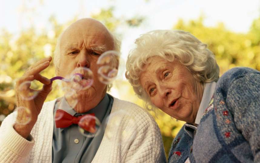 пенсионеры пускают мыльные пузыри