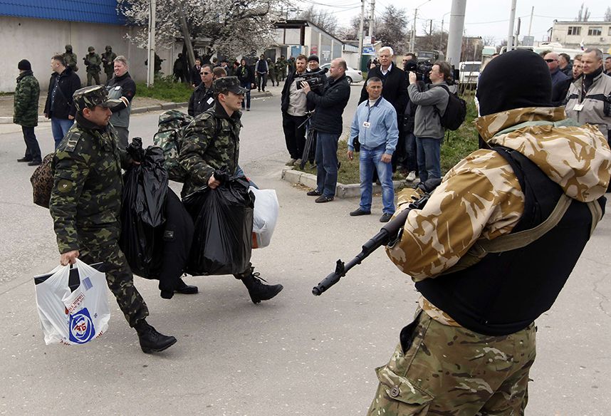 Украинские военные убираются из Крыма
