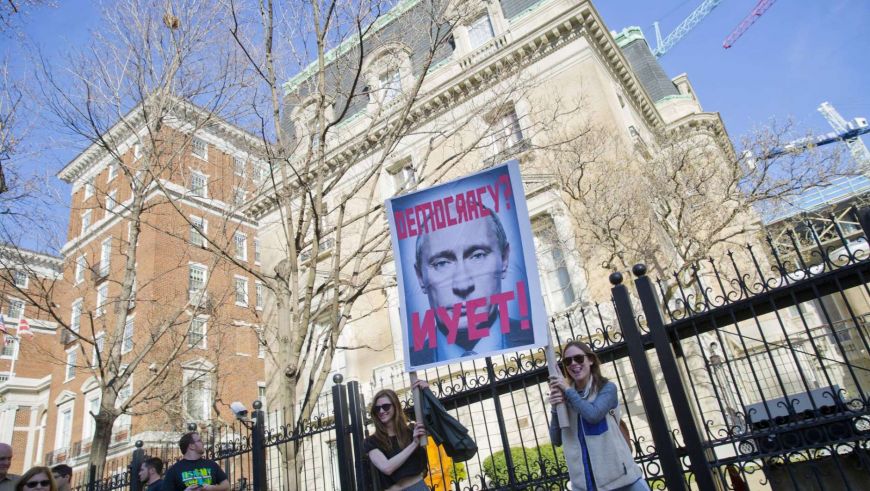 Акция протеста у российского посольства в Вашингтоне. 20 февраля 2017